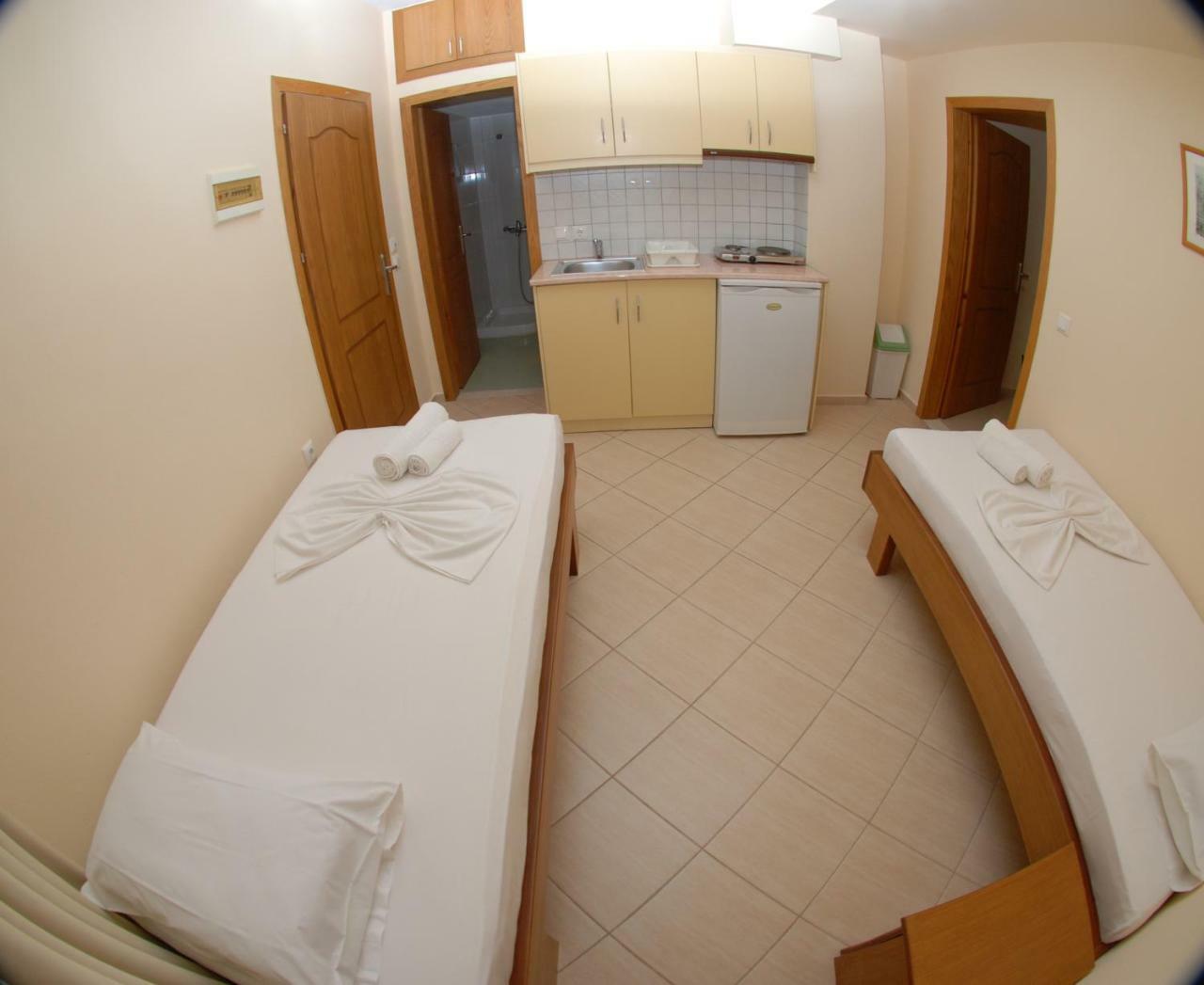 Nikos Hotel And Apartments Sarande Exterior photo